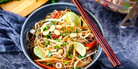 Schüssel mit Glasnudelsalat, Erdnüssen, Limette und knackigem Gemüse. Das Dressing macht ihn unwiderstehlich.