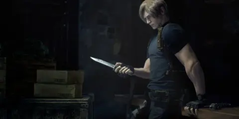 Leon S. Kennedy z Resident Evil 4 Remake przygotowuje się do walki, sprawdzając swój nóż. Spolszczenie gry poprawia immersję.