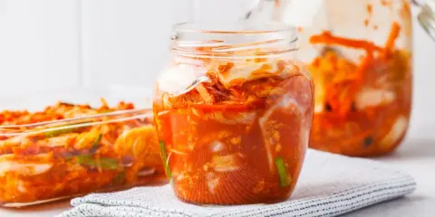 Kimchi: Co to jest? Odkryj smak, zdrowie i sekrety koreańskiej kiszonki
