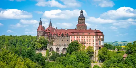 Zamek Książ, jeden z najlepszych zamków w Polsce, wznosi się dumnie wśród zieleni.