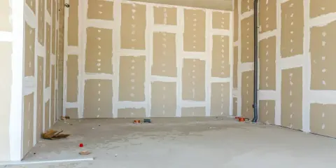Gipskartonplatten kleben mit Rotband: Wände werden mit Gipsplatten verkleidet, die Fugen mit Rotband verspachtelt.