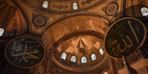 Imposante Kuppel mit islamischer Kalligrafie, die Allah und Mohammed ehrt. Ein Mosaik der Jungfrau Maria und des Kindes erinnert an die Geschichte des Ortes, wo einst der Engel Gabriel im Islam eine Rolle spielte.