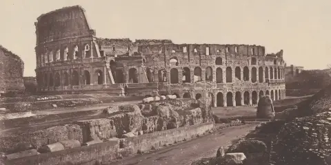 Il Colosseo, maestoso e in rovina, mostra la sua grandezza passata. Un'istantanea del Colosseo prima e dopo il tempo.