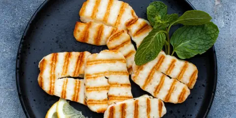 Halloumi: Cypryjski ser, który nie topnieje. Smaż, grilluj, smakuj!