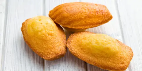 Trois biscuits madeleines dorés, parfaits pour une recette facile.