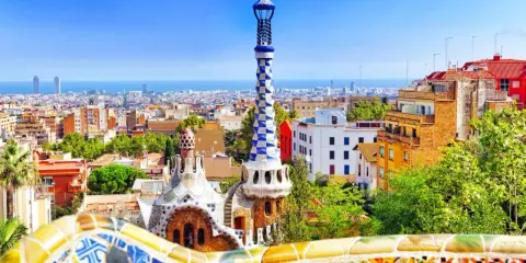 Kolorowe mozaiki i bajkowe budowle Parku Gaudiego, z widokiem na Barcelonę. Warto kupić park gaudiego bilety online.