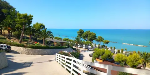 Villaggio Riva Verde, Marche: un paradiso con mare azzurro e verde rigoglioso. Le recensioni confermano la bellezza del luogo.