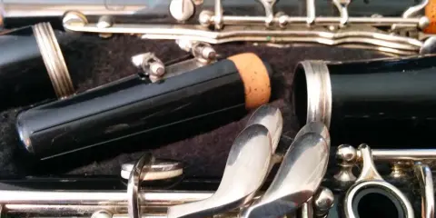 Détail d'une clarinette démontée, prête à produire un beau clarinette son. Les clés argentées brillent sur le corps noir.