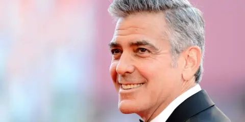 George Clooney mit stilvollen grauen Haaren, eine Inspiration für Herren Frisuren ab 50.