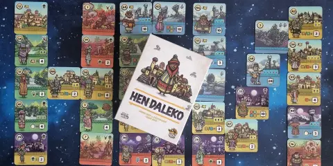 Karty gry planszowej "Hen daleko" ułożone na niebieskim tle. Kolorowe ilustracje przedstawiają miasta i postacie.