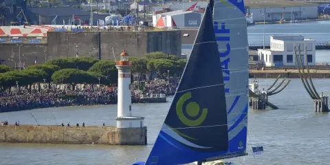 Le trimaran MACIF, prêt pour la transat, quitte le port sous les acclamations. Un grand voile Gabart s'apprête à affronter l'océan.