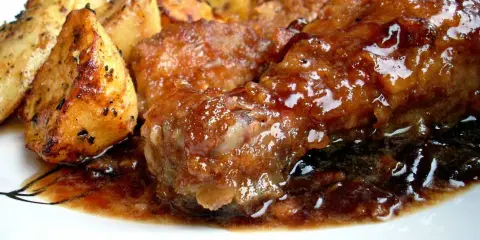 Soczysty kurczak po japońsku w sosie teriyaki, podany z pieczonymi ziemniakami.