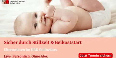 Ein süßes Baby liegt auf dem Rücken und spielt mit seiner Hand. Erfahren Sie mehr über Stillen, wie oft stillen 1 Monate altes Baby, und Beikost.