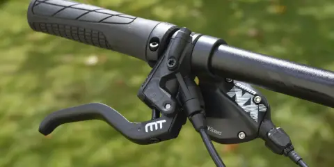 Rowerowy hamulec tarczowy SRAM z manetką MT. Dowiedz się, jak odpowietrzyć hamulce w rowerze bez odpowietrznika.