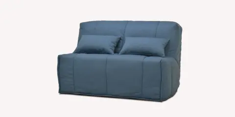 Canapé convertible bleu, deux coussins. Facile à transformer en lit, découvrez comment replier un bz pour gagner de la place.