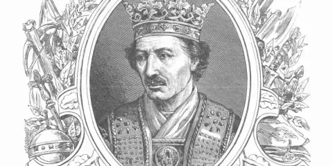 Portret Władysława II Jagiełły w koronie i bogatym stroju, otoczony symbolami władzy i zwycięstwa.