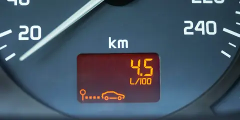 Indicador de consumo medio gasolina 100 km: 4.5 L/100. El coche muestra un consumo eficiente.