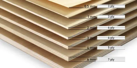 Stapel von Sperrholzbrettern in verschiedenen Dicken, von 0,5 mm (3 Lagen) bis 9 mm (10 Lagen).