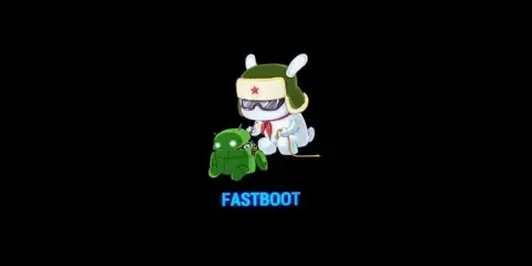 Biały królik w wojskowej czapce i goglach naprawia zielonego robota Androida. Pod nimi napis FASTBOOT.
