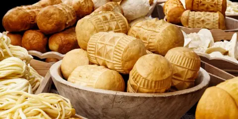 Góralskie oscypki z jakiego mleka? Z owczego, oczywiście! Obok nich widać też inne sery i wędzonki.