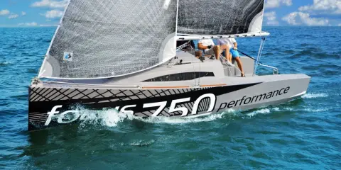 Voile du **Bepox 700** performance fendant les vagues bleues, deux navigateurs à bord.