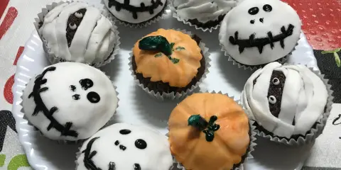 Deliciosas magdalenas de Halloween para niños: fantasmas sonrientes, momias aterradoras y calabazas. ¡Perfectas para una fiesta espeluznante!