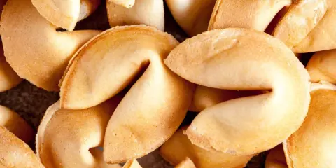 Ciasteczka z wróżbą: przepis, triki i wróżby, które zachwycą!