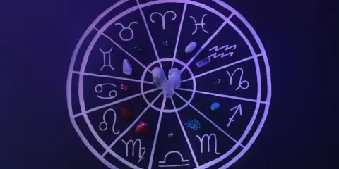 Koło zodiaku z symbolami znaków i kryształami. Znaki kardynalne astrologia w centrum.