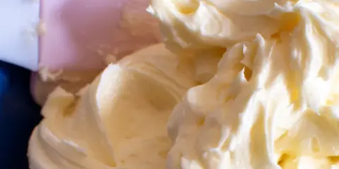 Kremowe, puszyste ciasto z mascarpone, przygotowywane przy użyciu różowej szpatułki. Idealne na deser.
