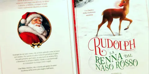 Rudolph, la renna dal naso rosso, illumina la strada per Babbo Natale. Un classico natalizio.