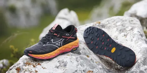 Buty trailowe z agresywnym bieżnikiem Vibram. Różne rodzaje podeszwy w butach sportowych zapewniają przyczepność w trudnym terenie.