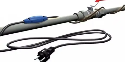 Jak zabezpieczyć przewody elektryczne przed wodą? Urządzenie grzewcze na rurze z zaworem, zasilane kablem z wtyczką.