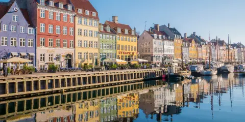 Kolorowe kamienice nad kanałem Nyhavn, idealne na jednodniową wycieczkę do Kopenhagi.