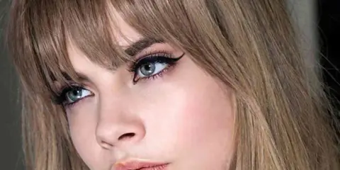 Primer plano de una mujer con flequillo rubio desfilado, delineado de ojos dramático y labios rosados. Muestra varios tipos de flequillo.