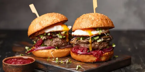 Jak usmażyć burgera na patelni? Poznaj sekret soczystości!