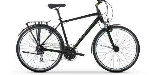Czarny rower trekkingowy z bagażnikiem i błotnikami, idealny na wycieczki. Wyróżnia się zielonymi akcentami, co odróżnia go od typowego roweru crossowego.