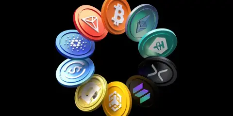 Krąg monet z logo Bitcoin, Ethereum, Cardano i innymi symbolami kryptowalut. Wartość tych aktywów może budzić FUD, ale ich popularność rośnie.