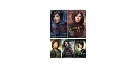 Copertine dei libri di Anne Bishop: "Written in Red", "Murder of Crows", "Vision in Silver", "Marked in Flesh", "Etched in Bone". La trilogia "Inciso nelle ossa" è completa.