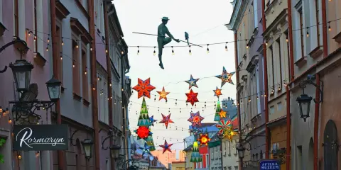 Ruchomy artysta na linie i kolorowe gwiazdy zdobią rynek w Lublinie.