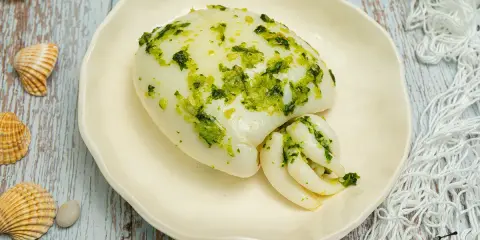 Deliciosa sepia al horno, tierna y jugosa, con un toque de hierbas frescas. Un plato que evoca el mar.