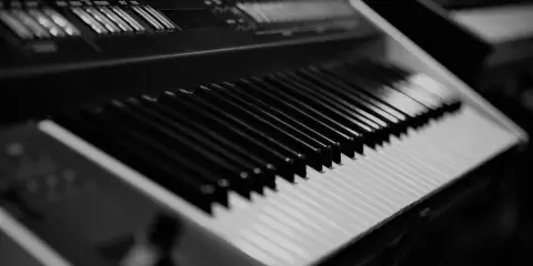 Fortepian czy pianino? Wybierz idealny instrument dla siebie