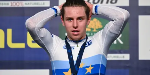 Tim Torn Teutenberg mit Medaille und Europasternen auf dem Trikot, Hände im Haar.