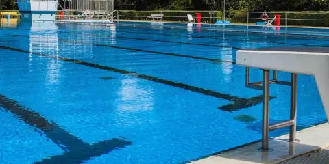 Ein leeres Schwimmbecken im Freibad Rheda, bereit für den Sprung ins kühle Nass.