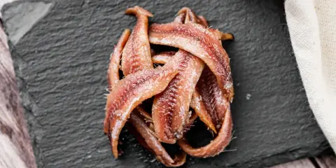 Sardele, czyli anchois, to małe, słone rybki, idealne do sałatek i sosów.