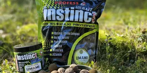 Najskuteczniejsze kulki proteinowe na karpia Instinct Umami. Zestaw zawiera opakowanie i słoiczek z przynętami, gotowymi do akcji.