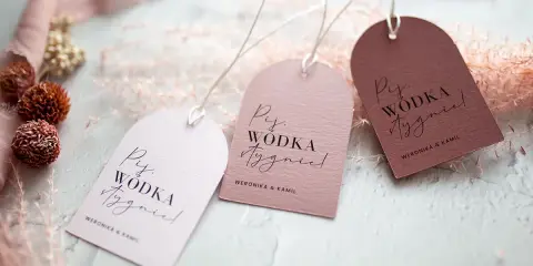 Eleganckie napisy na zawieszki na alkohol z imionami Weronika i Kamil. Idealne na wesele, by dodać uroku butelkom.