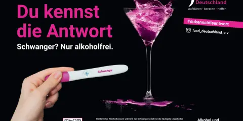 Schwangerschaftstest zeigt positiv. Ein Glas mit pinkem Spritzer. Die Botschaft: Alkohol und Schwangerschaft gehören nicht zusammen.