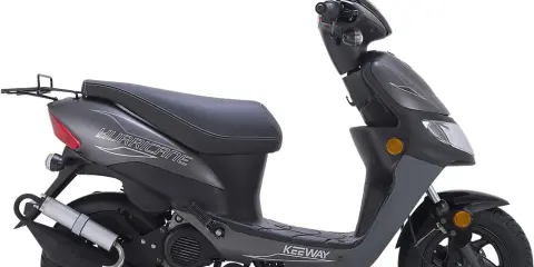 Szary skuter Keeway Hurricane 50 2T z czarnym siedzeniem i bagażnikiem.