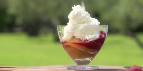 Un délicieux entremet pêche melba, avec sa crème onctueuse, sa compotée de fruits rouges et sa touche de pêche. Un régal pour les yeux et les papilles.