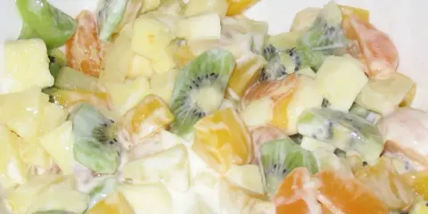 Sałatka owocowa: jogurt czy śmietana? Decyzja dla smaku i zdrowia